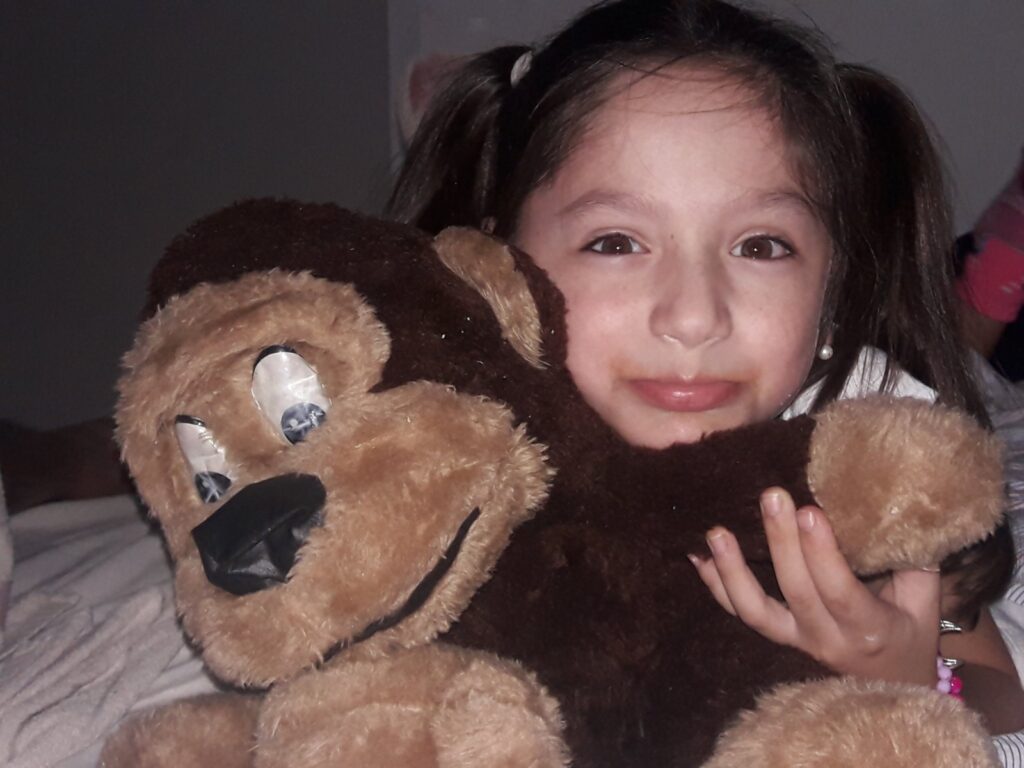 niña con peluche
