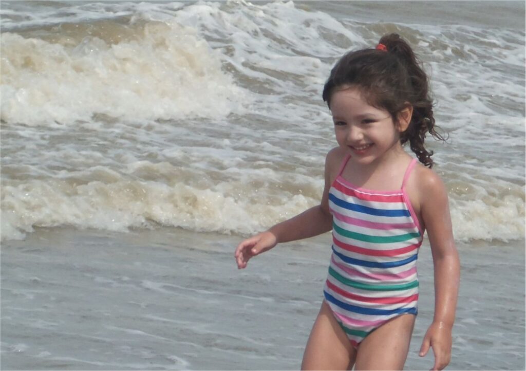 niña en la playa
